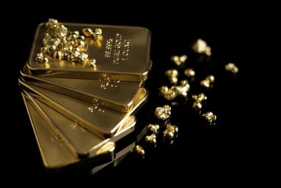 Золотые слитки и золотые крошки.