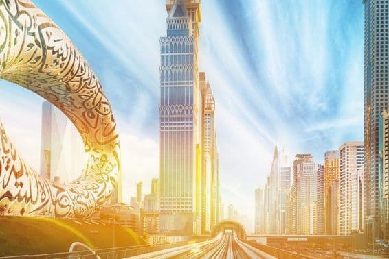 Стеклянные небоскрёбы в Дубае в жару.