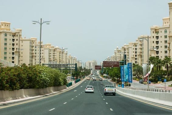 Дорожное движение в Дубае вне часов пик.