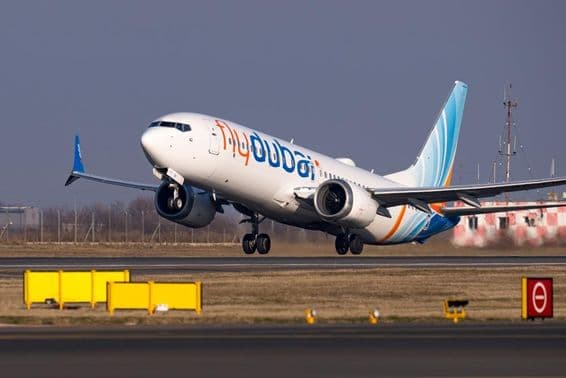 Самолет flydubai взлетает.