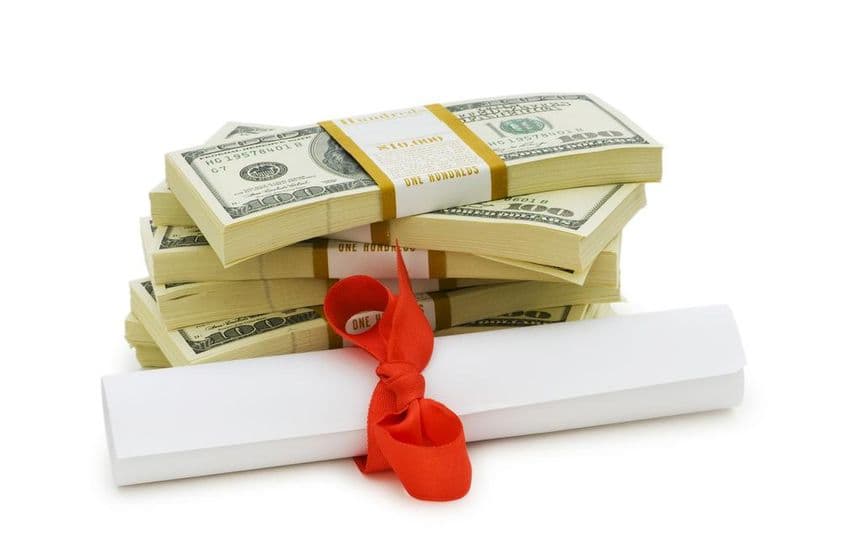 Дорогостоящее образование, долларовые купюры и диплом.