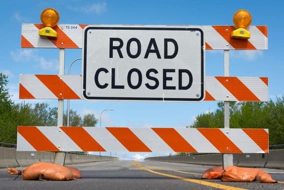 Знак закрытых участков дороги.