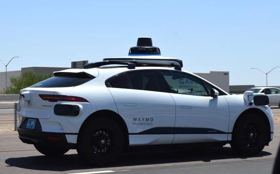 Разработчик автономных технологий Waymo собирает данные об испытаниях на дороге.