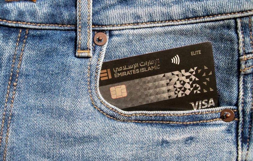 Пластиковая кредитная карта Visa от Emirates Islamic Bank.
