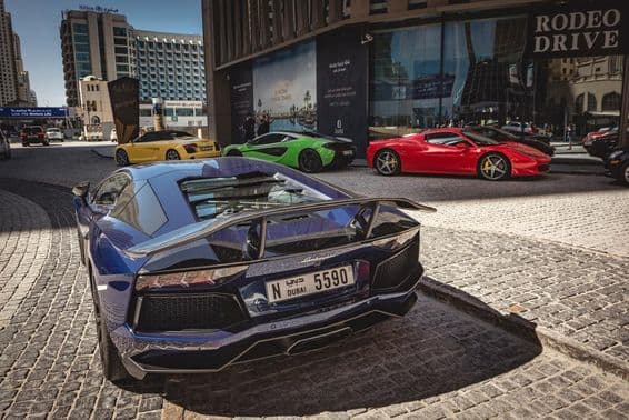 Синий Lamborghini Aventador доступен для аренды в Дубае.