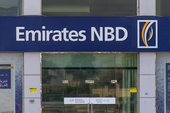 Рас-эль-Хайма с вывеской банка Emirates NBD.