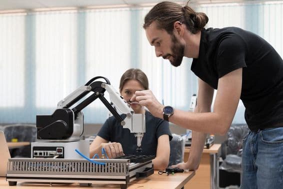 Робот ИИ в лаборатории автоматизации производства и робототехники.