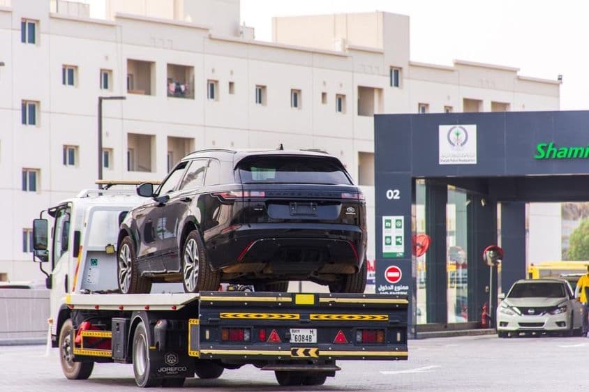 Range Rover на автовозе в городе Шарджа.