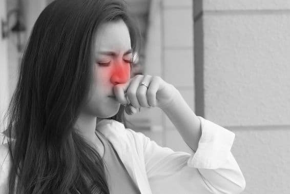 Молодая взрослая азиатская женщина с гриппом.