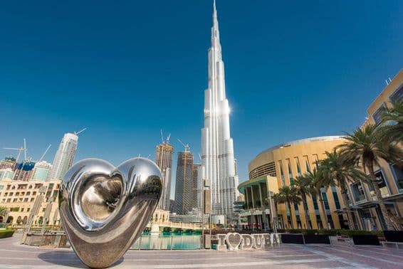 Бурдж Халифа - современное футуристическое здание.