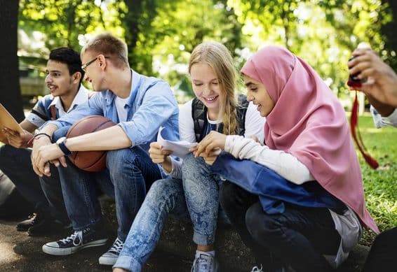 Группа подростков разной национальности в Дубае.