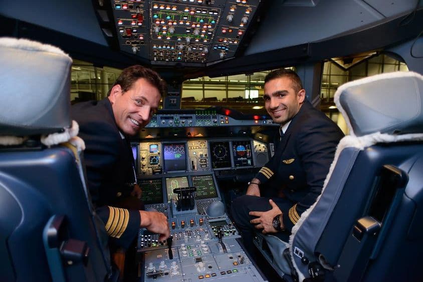 Пилоты на борту Airbus A380 Emirates после посадки.