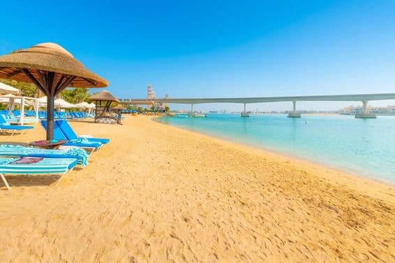 Море на острове Палм Джумейра в Дубае.