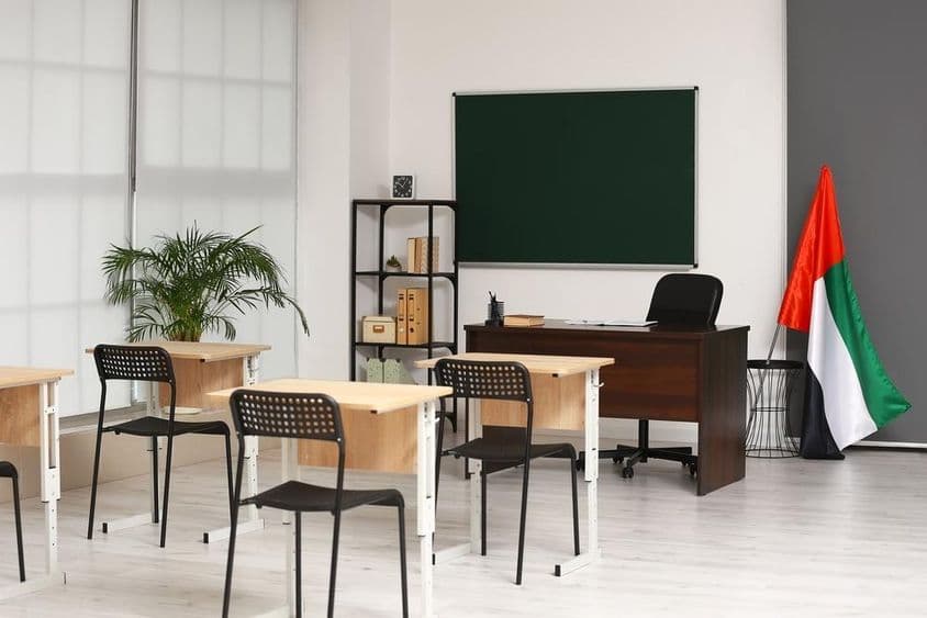 Интерьер класса с флагом Объединенных Арабских Эмиратов.