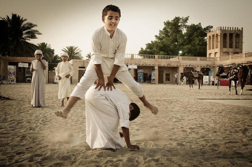 Дети играют в популярные игры.