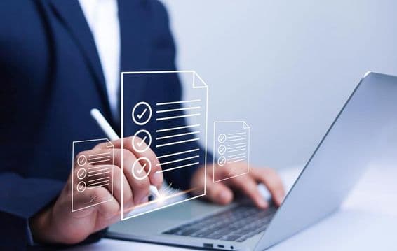 Бизнесмен использует безбумажную электронную подпись.