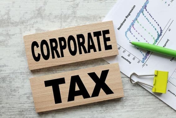 Корпоративный налог на двух деревянных кубиках.