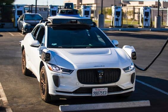 Автономный электромобиль Jaguar I-PACE компании Waymo.