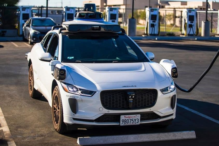 Автономный электромобиль Jaguar I-PACE компании Waymo.
