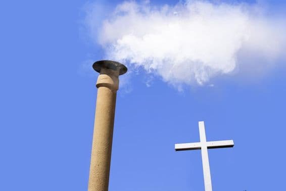 Белый дым поднимается из дымохода на вершине Сикстинской капеллы (Ватикан).