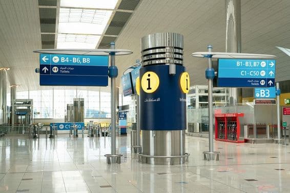 Пустой интерьер Международного аэропорта Дубая.