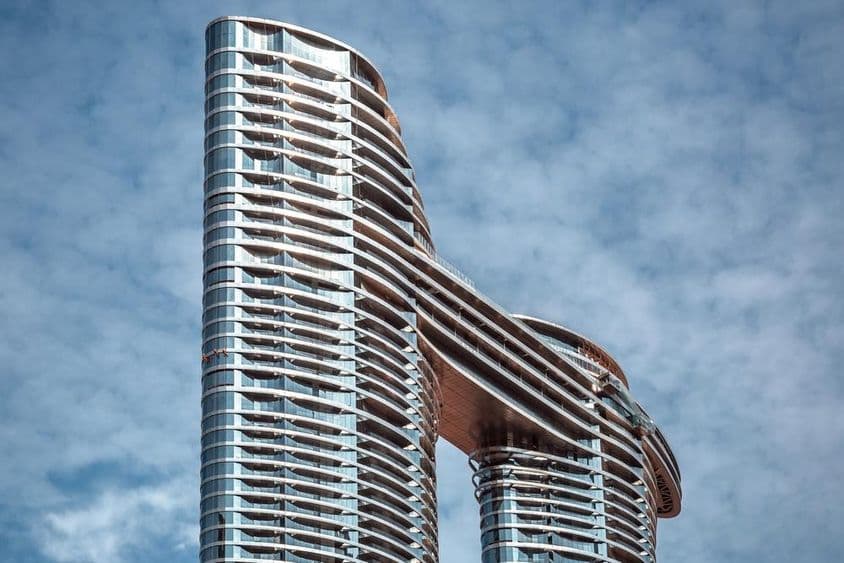 Современное футуристическое здание в центре Дубая.