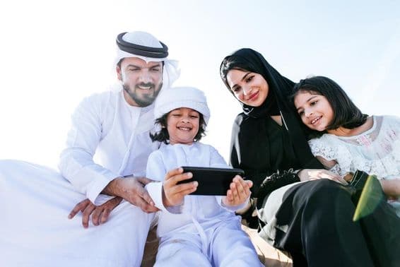 Маленький ребёнок смотрит мультфильм на телефоне.