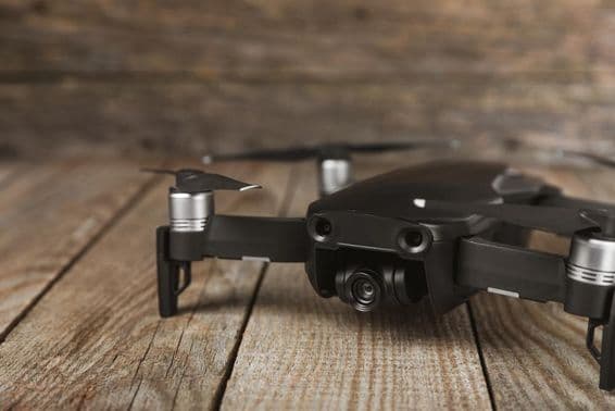 Дрон-квадрокоптер с радиоуправлением.