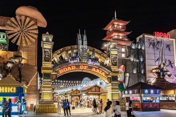 Павильон на азиатской дороге возле города Дубай в Global Village.