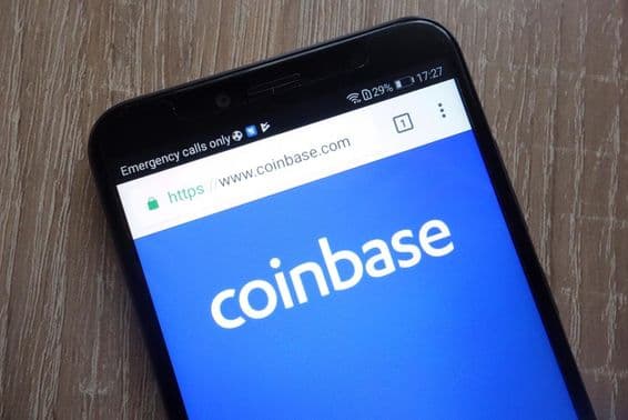 Веб-сайт финтех-компании Coinbase на современном смартфоне.