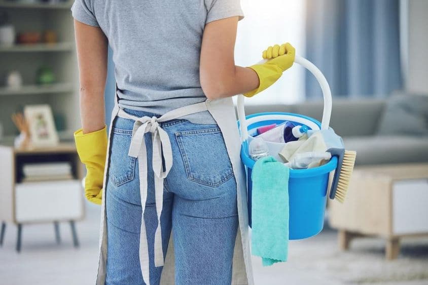 Домашний помощник работает в гостиной.