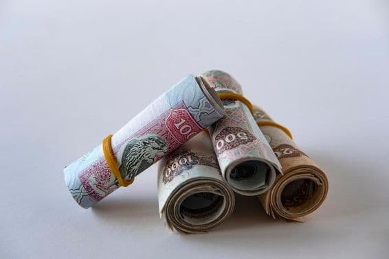 Коллекция валюты и монет дирхам ОАЭ, свернутых и сложенных.