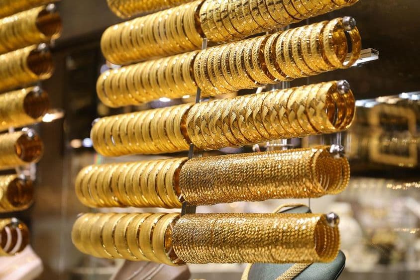 Золотые браслеты, выставленные в витрине ювелирного магазина в Дубае.