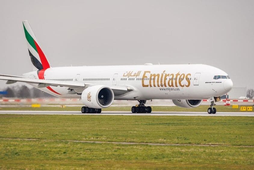 Boeing Emirates 777-31H, рулит по взлетно-посадочной полосе.