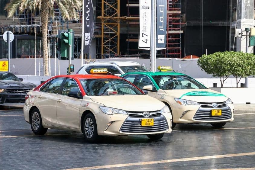 Такси Toyota Camry на улицах Дубая.