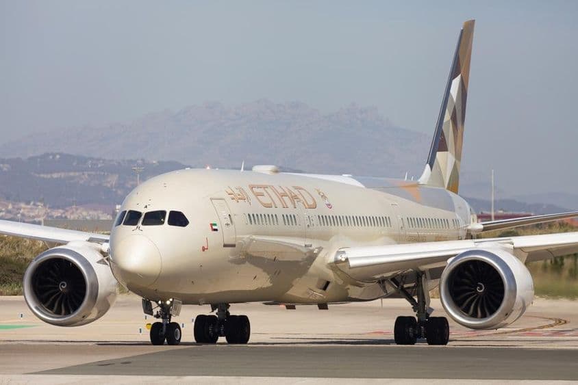 Самолет Etihad Airways Boeing 787-9 Dreamliner на рулежной дорожке.