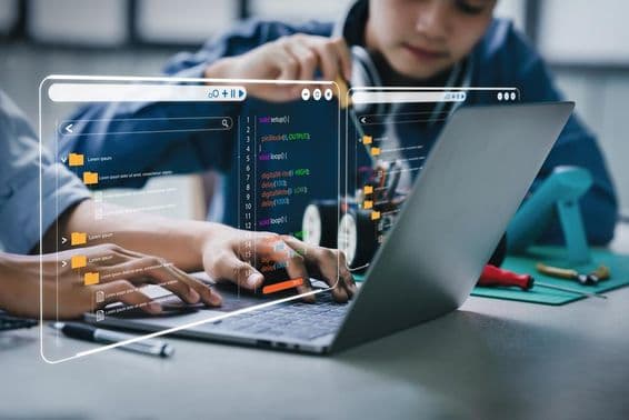 Подростки работают над домашним заданием с использование роботизированных рук и машинок.