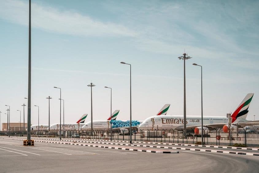 Самолеты Emirates в аэропорту.