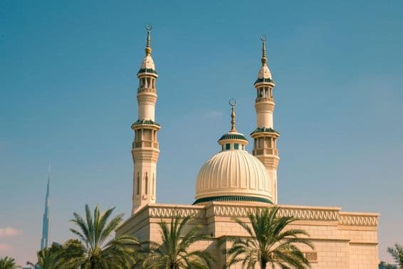 Мечеть Джумейра в окружении пальм на солнце, Дубай.