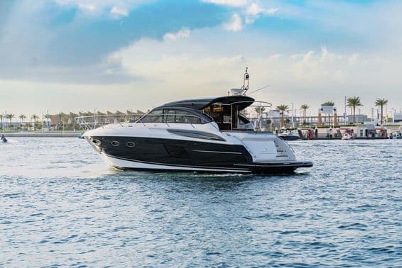 Роскошная яхта плавает в Дубае у порта.