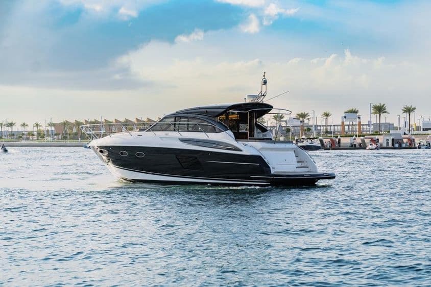 Роскошная яхта плавает в Дубае у порта.