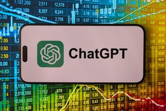 Смартфон с отображением официального логотипа ChatGPT.