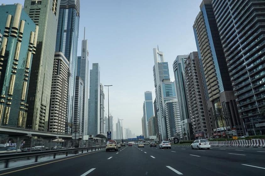 Шейх Зайед Роуд в Дубае перед закатом.