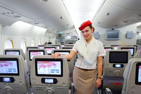 Член экипажа самолета Emirates Airbus A380.