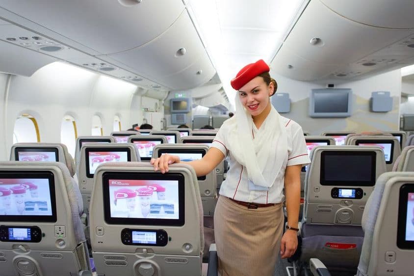 Член экипажа самолета Emirates Airbus A380.