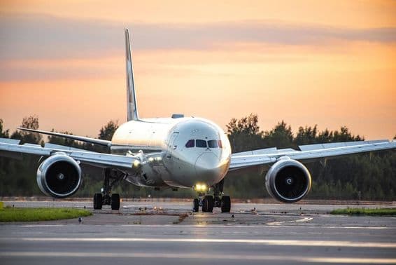 Самолет Boeing 787-8 Dreamliner авиакомпании Etihad Airways рулит по взлётно-посадочной полосе.