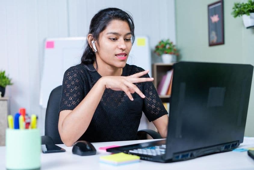 Молодая индийская бизнесвумен убеждает клиента в проекте по видеозвонку.