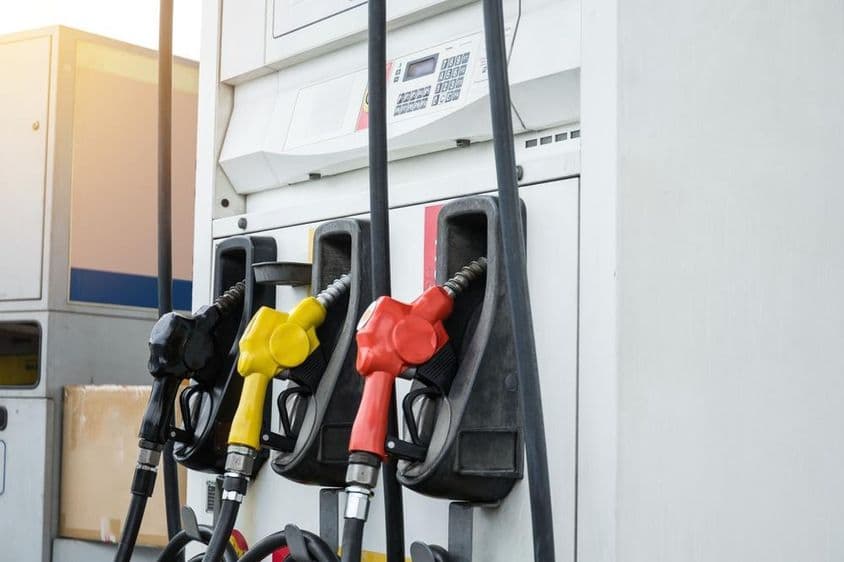 Дубайская заправочная станция с черными, жёлтыми, красными насосами.