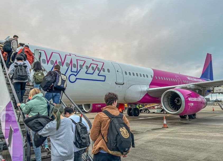 Путешественники поднимаются на борт самолета авиакомпании Wizz Air