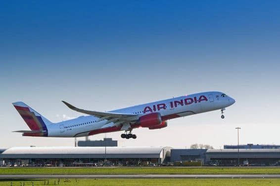 Airbus A350 компании Air India взлетает из аэропорта Хитроу, Лондон.